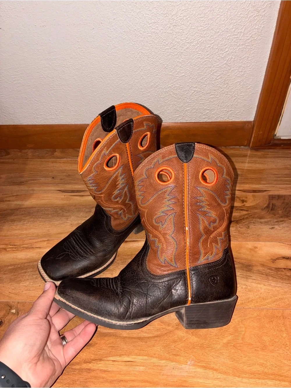Ariat Boy’s Heritage Roughstock Cowboy Boots - size 4